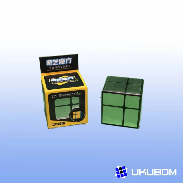 Cubo QiYi Mirror 2x2 plateado con piezas doradas de distinto tamaño